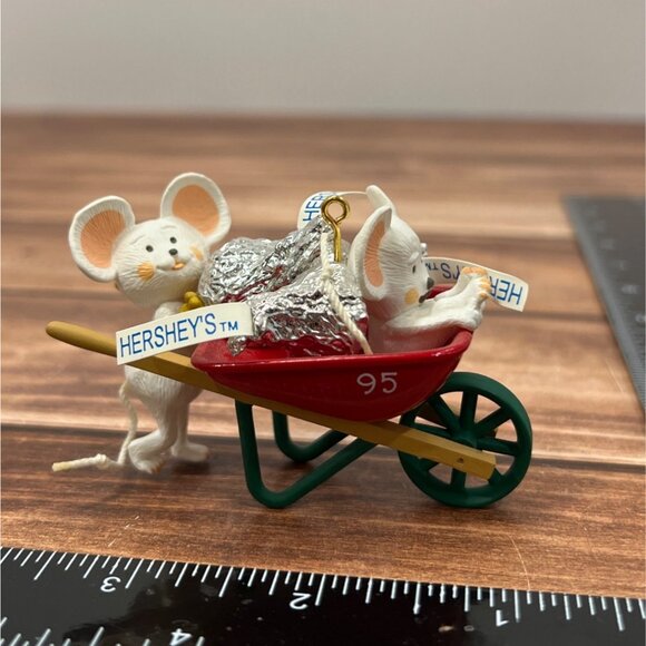 1995 HALLMARK HERSHEY ORNAMENT QX4107 DELIVERING KISSES 2 MICE WITH WHEELBARROW - Picture 6 of 12